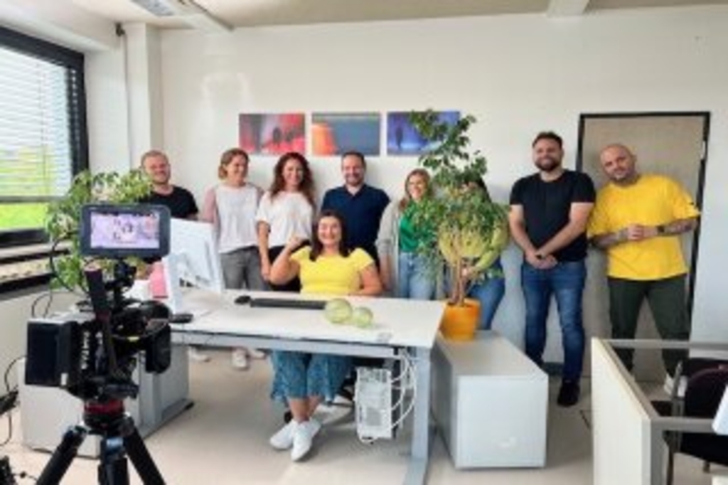 Viele Menschen in einem Büro, Link auf Mach Köln... fit für die Zukunft!