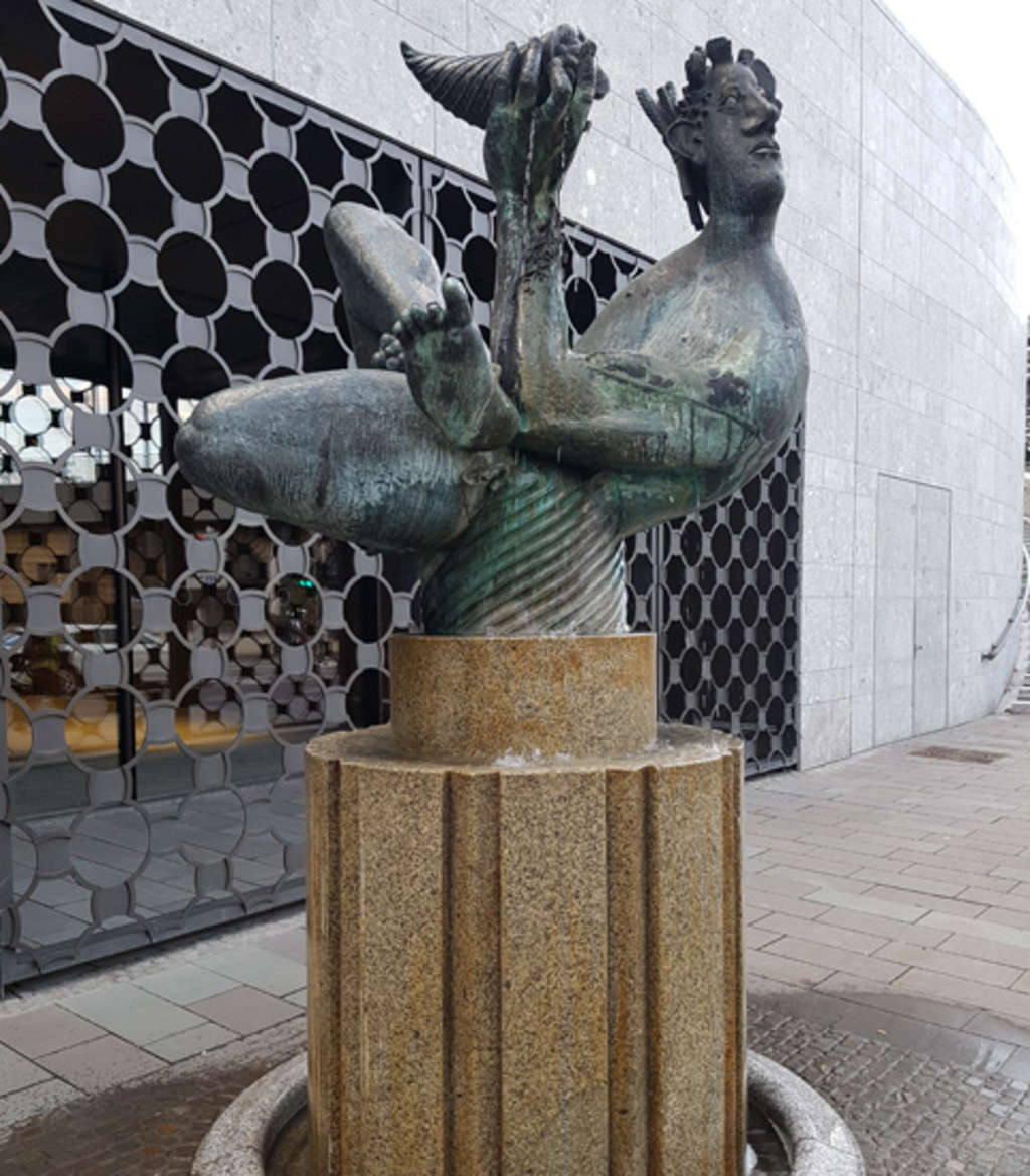Der Dionysos Brunnen, erschaffen 1973 von Hans Karl Burgeff, erinnert mit der Figur des Weingottes an die bedeutende Zeit des Kölner Weinanbaus- und Handels.