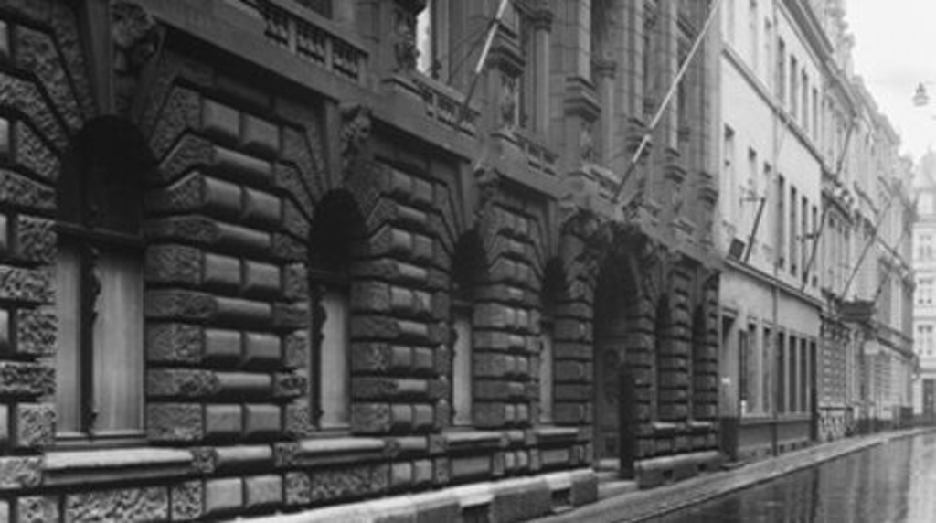 Gebäude der Rheinischen Musikhochschule,  ehemals Konservatorium für Musik in der Wolfsstraße , Link auf Geschichte des Musikschulwesens in Köln - Stadt Köln