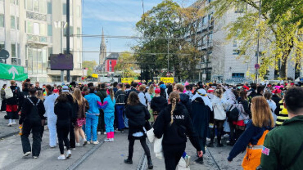 Feiernde auf der Zülpicher Straße, Link auf Elfter im Elften im Kwartier Latäng und auf der Uniwiese - Stadt Köln