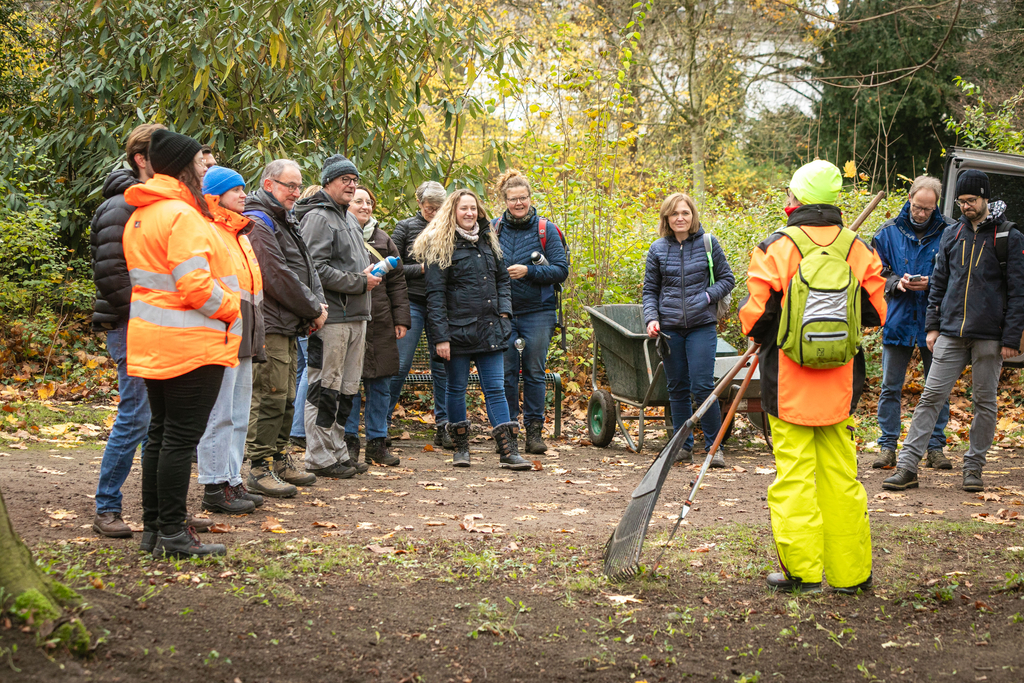 Personengruppe steht im Halbkreis um Sabine Geilenkirchen, Mitarbeiterin der Kommunalstelle zur Förderung und Anerkennung Bürgerschaftlichen Engagements (FABE).