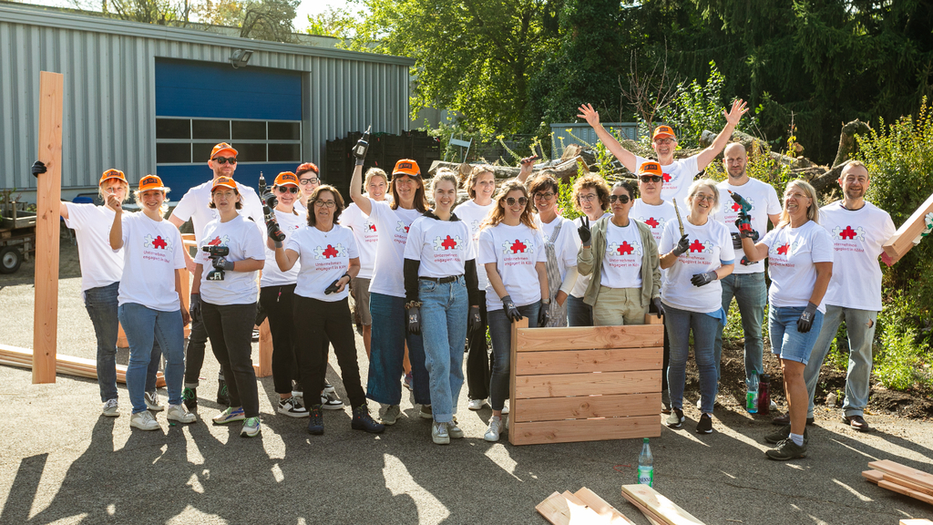 Gruppenfoto: Mitarbeitende der Stadt Köln, AWB und der Sparkasse KölnBonn engagieren sich bei den Sozial-Betriebe-Köln in Riehl