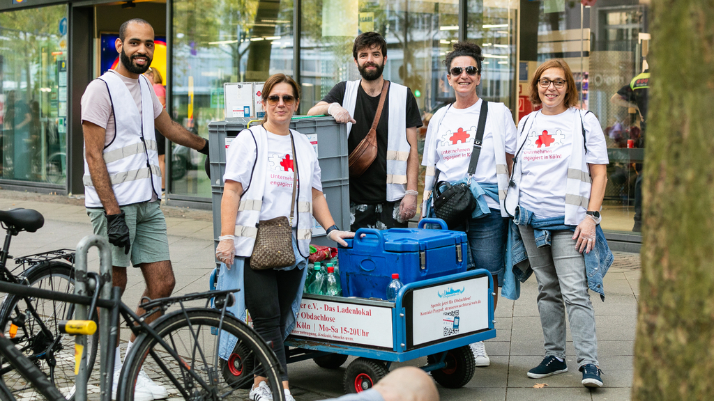 Gruppenfoto: Mitarbeitende der Firma Brügelmann engagieren sich bei Straßenwächter e. V.