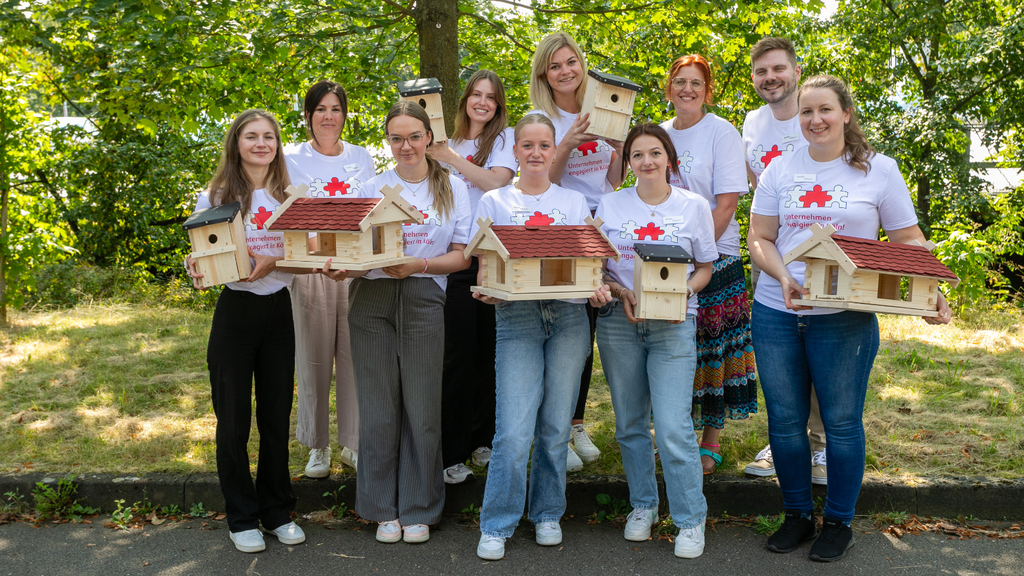 Gruppenfoto: Mitarbeitende von Carglass und DEVK engagieren sich bei den Sozial-Betriebe-Köln in Riehl