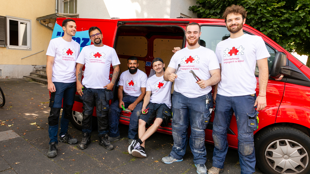 Gruppenfoto: Mitarbeitende der Firma Hinz engagieren sich im städtischen Wohnheim in Zollstock