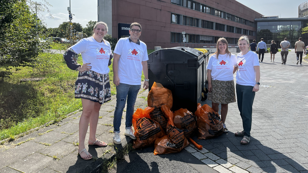 Mitarbeitende der Ströer Gruppe engagieren sich beim Müllsammeln auf dem Firmengelände und in der Sürther Aue