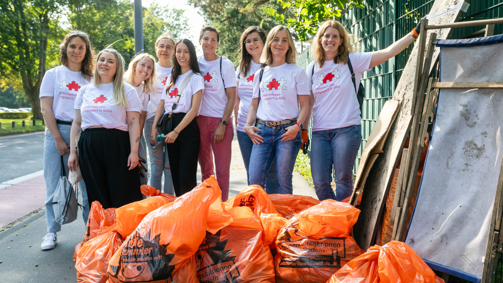Gruppenfoto: Mitarbeitende der Firma Vocato engagieren sich beim Müllsammeln am Stadion