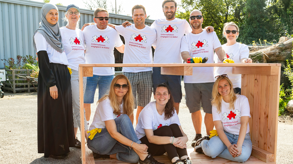 Gruppenfoto: Mitarbeitende der Zurich Versicherung engagieren sich bei den SBK Sozial-Betriebe-Köln in Riehl