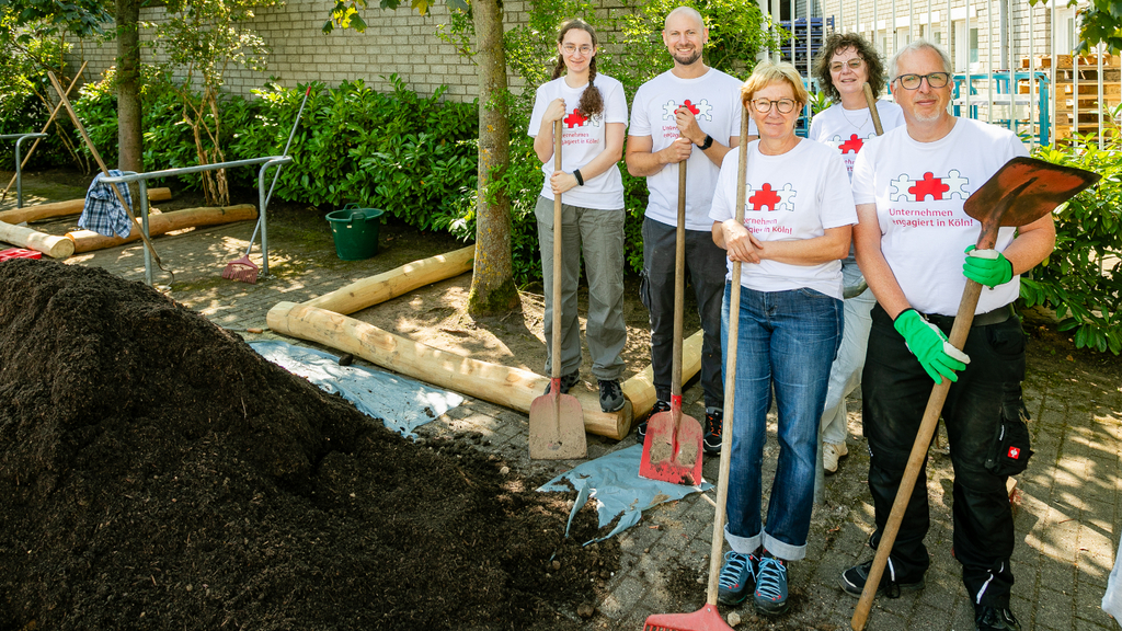 Gruppenfoto: Mitarbeitende der Zurich Versicherung engagieren sich bei den SBK Sozial-Betriebe-Köln in Poll
