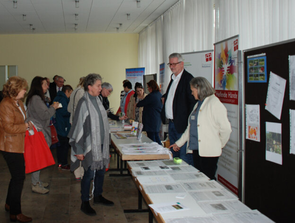 Bürgerinnen und Bürger informieren sich zum Thema Ehrenamt im Ruhestand