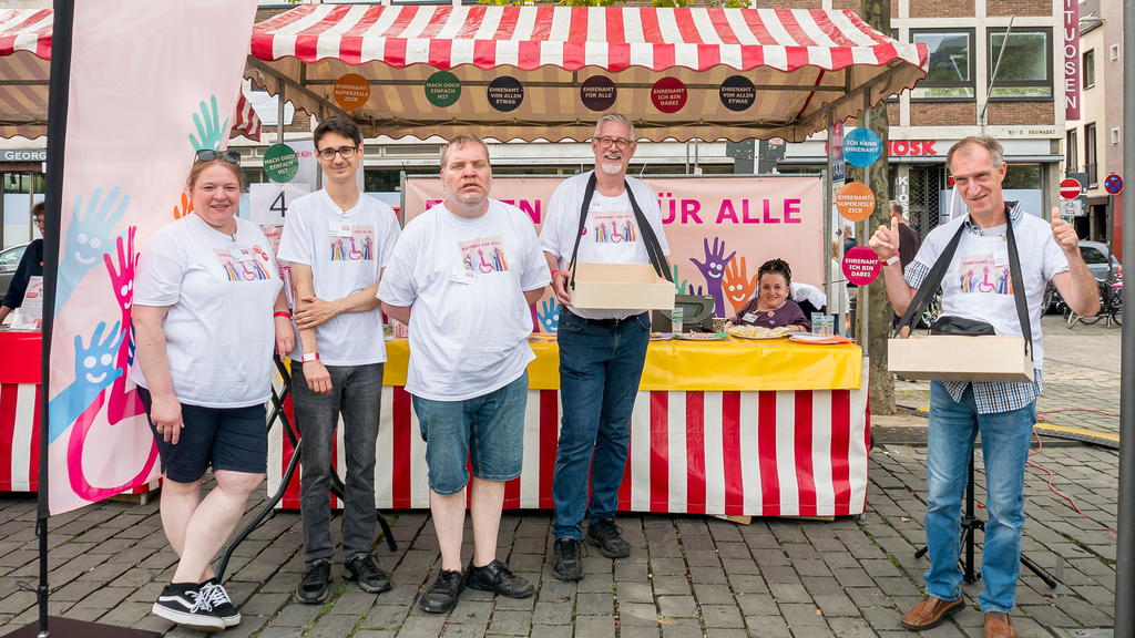 Mehrere Personen stehen vor einem Stand am Ehrenamtstag
