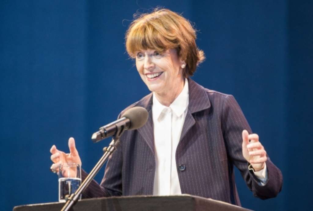 Henriette Reker hält eine Rede an einem Rednerpult.