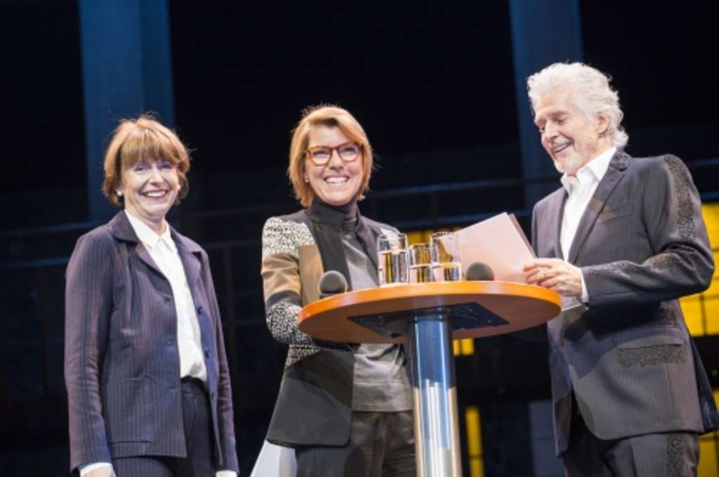 Oberbürgermeisterin Henriette Reker, Bettina Böttinger und Frank Schätzing stehen an einem Tisch auf der Bühne.