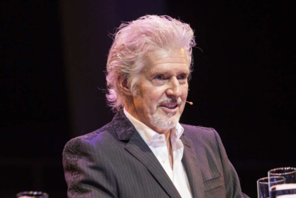 Frank Schätzing steht auf der Bühne und hält eine Rede