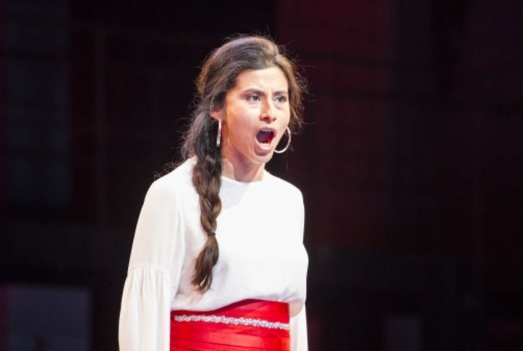 Adriana Bastidas-Gamboa steht auf einer Bühne und singt.