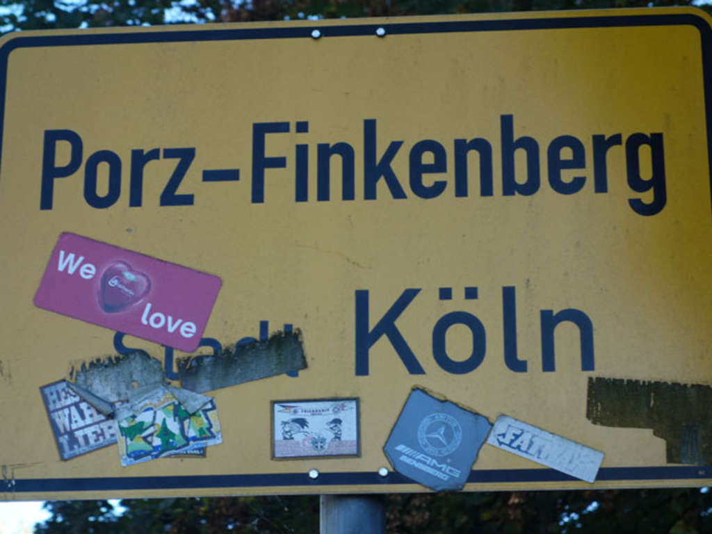 Foto des Ortsschildes Finkenberg mit Aufklebern darauf