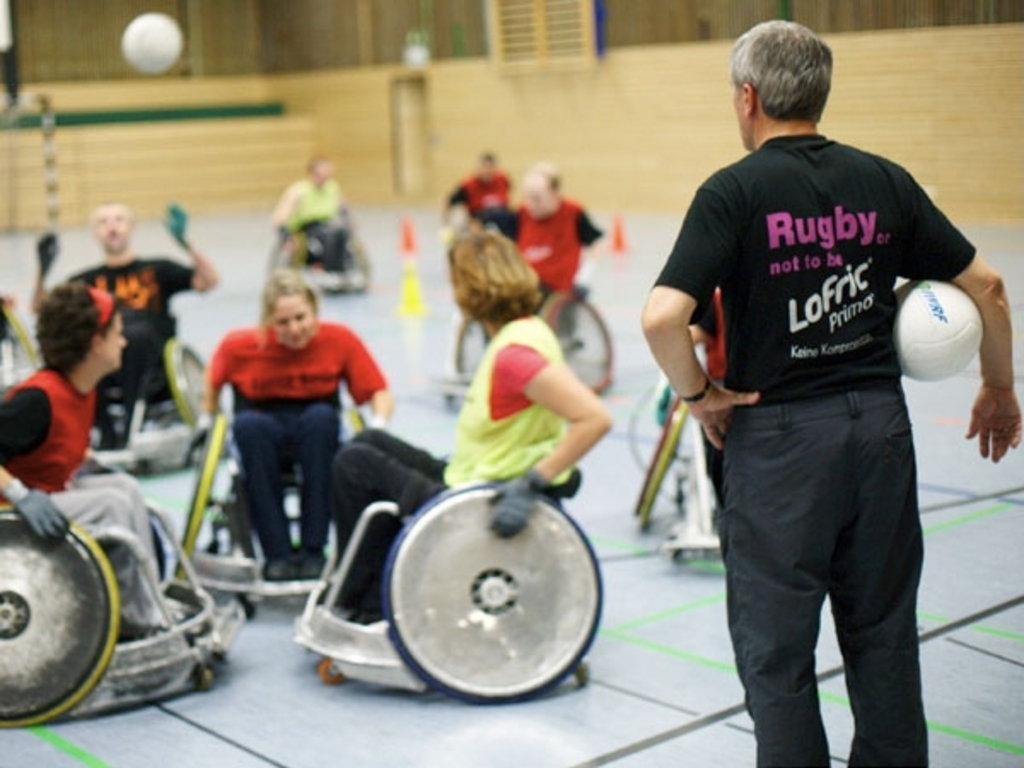 Rolli-Rugby-Team mit ehrenamtlichem Trainer