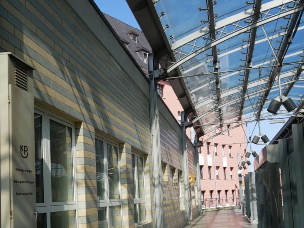 Blick auf den leeren Bahnsteig Gleis 1 im Kölner Hauptbahnhof - Eingang zur Bahnhofsmission.