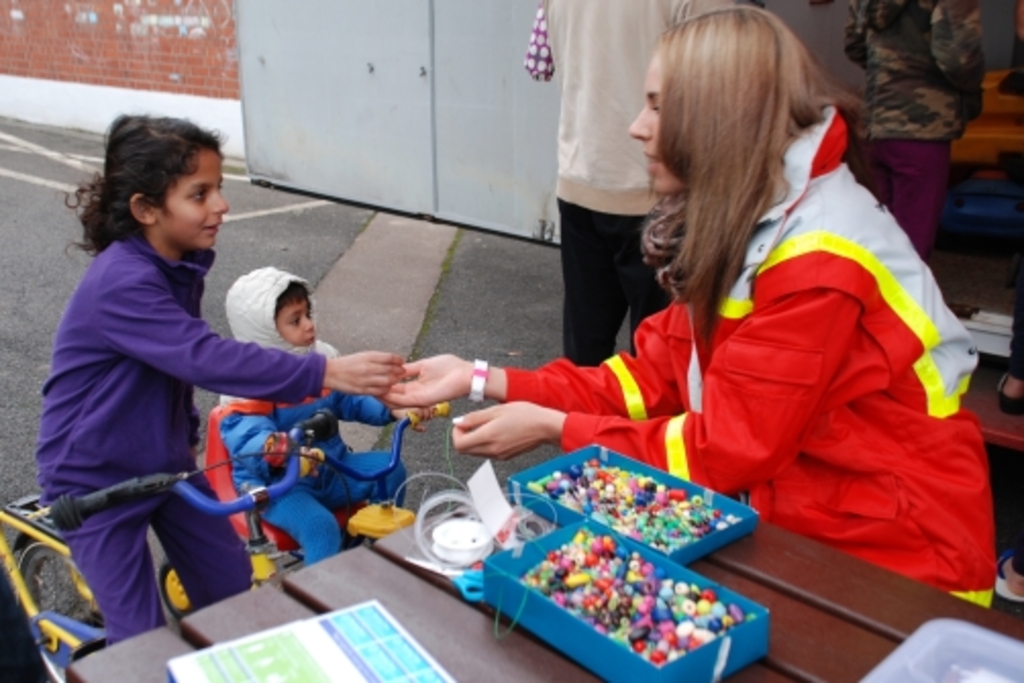 Gruppenfoto von Mitarbeitenden des Deutschen Roten Kreuzes am Ehrenamtstag auf dem Heumarkt