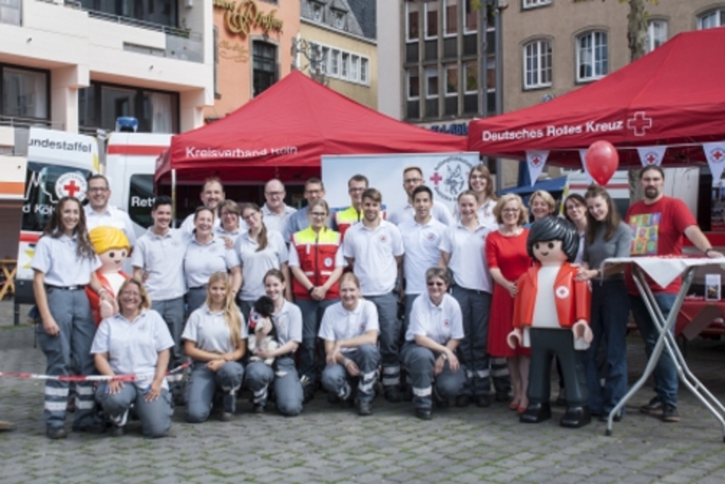Gruppenfoto von Mitarbeiterinnen und Mitarbeitern des Deutschen Roten Kreuzes am Ehrenamtstag auf dem Heumarkt
