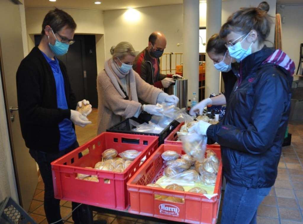 Ausgabe beim Kölner Obdachlosenfrühstück (unter Corona- Bedingungen!) 