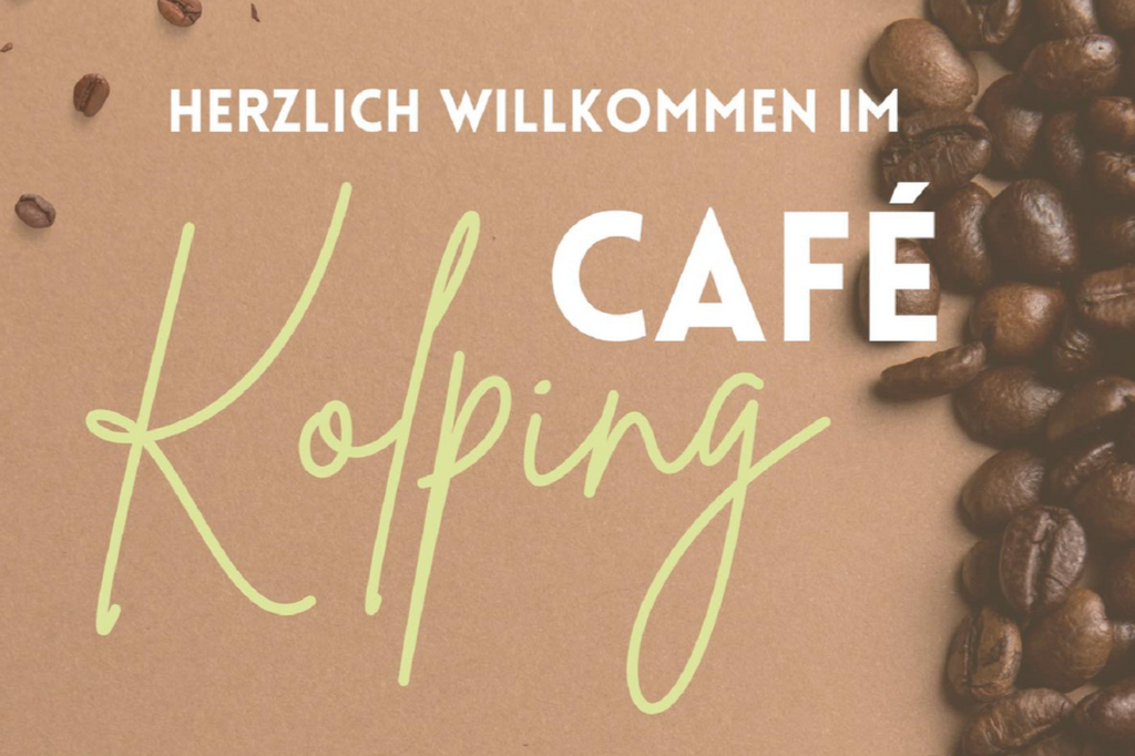 Auf dem braunen Hintergrund sind Kaffeebohnen und der Schriftzug "Herzlich Wilkommen im Kolping Café"