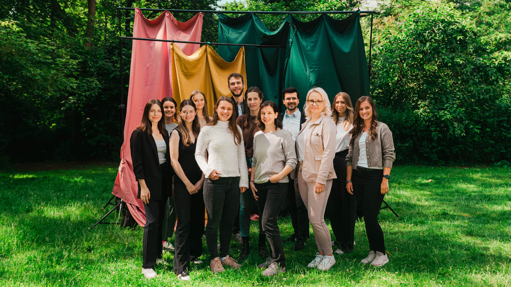 Gruppenbild des KRF-Teams im Grünen