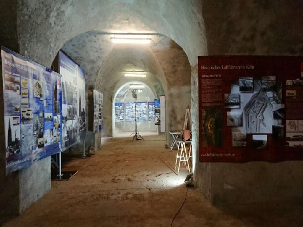 Ausstellung im Fort IV in Köln Bocklemünd. In einem Historischen Gewölbe hängen Plakate und Bilder der Ausstellung des Luftfahrtarchives