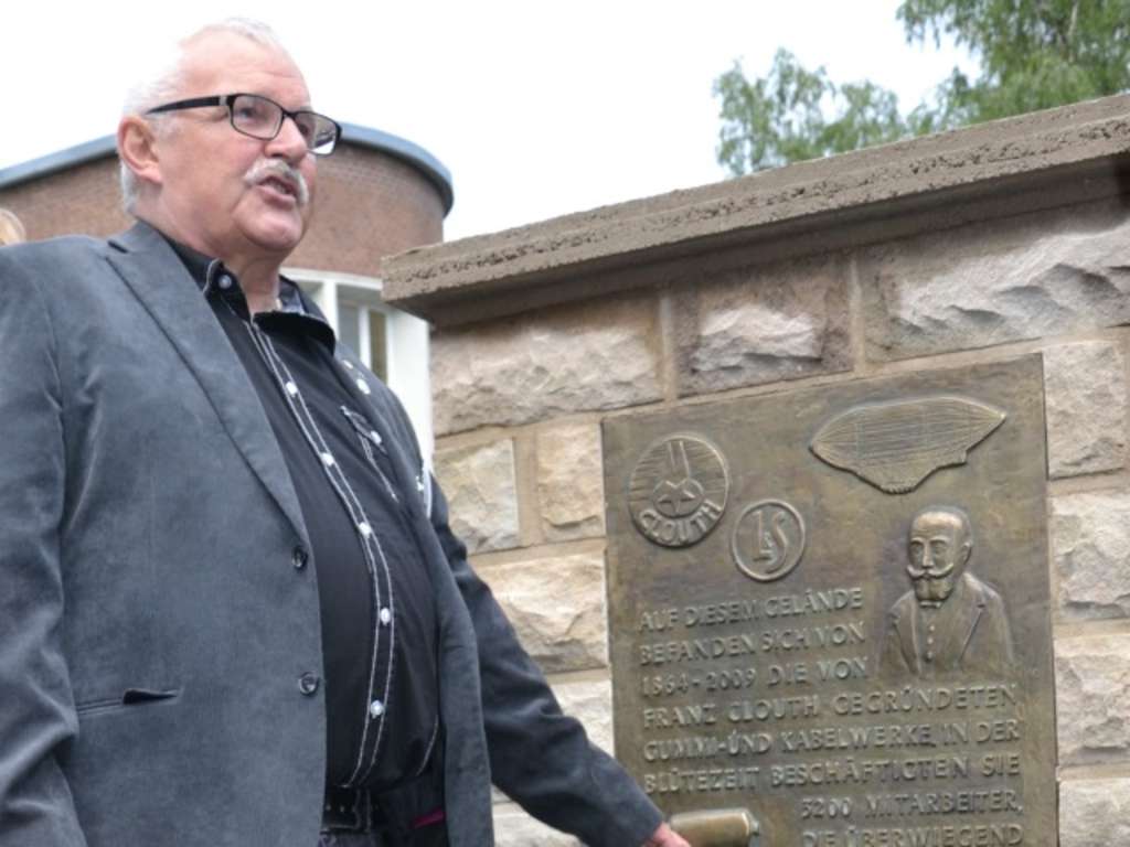 Der Vorsitzende des Industriedenkmal Clouth e. V. Manfred Backhausen bei der Enthüllung der Gedenktafel im Jahre 2016