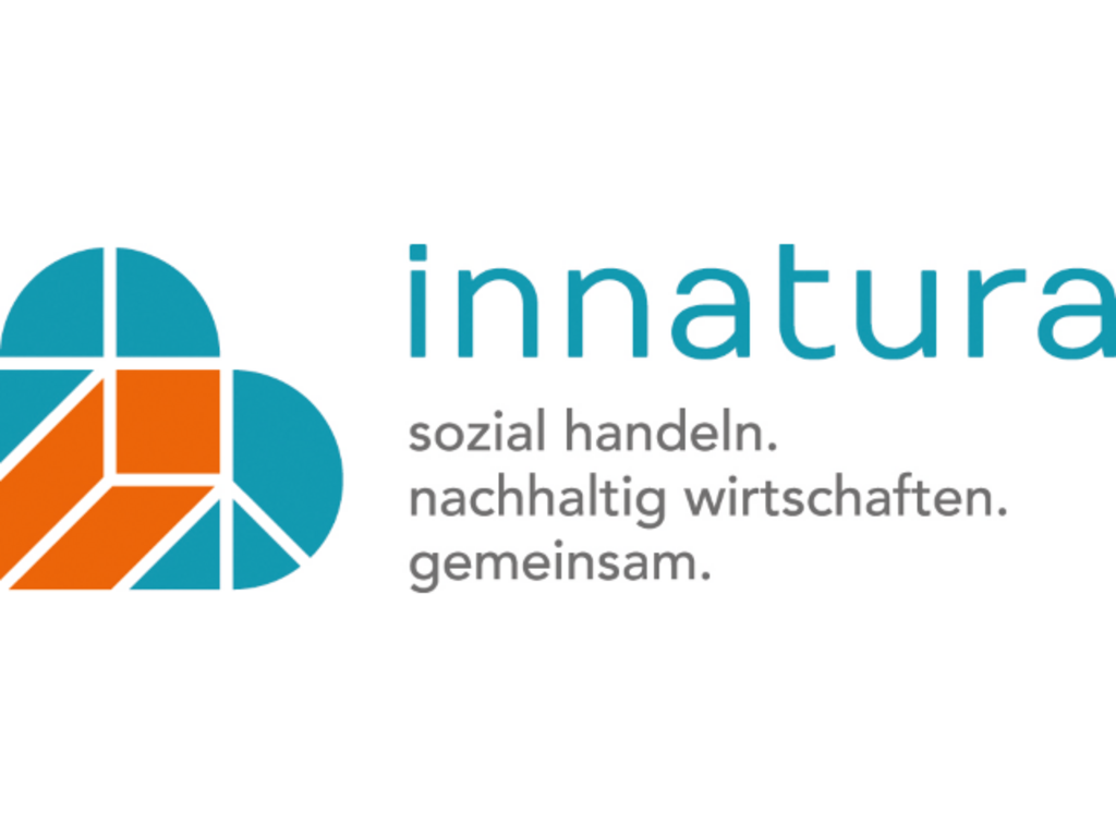 Logo abstraktes Herz in orange und türkis, daneben geschrieben: innatura, sozial handeln. nachhaltig wirtschaften. gemeinsam.