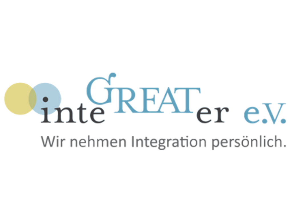 Schriftzug des Vereinsnamens "integreater e. V.", dabei ist der Wortbestandteil "great" in Großbuchstaben hervorgehoben. Darunter die Ergänzung "Wir nehmen Integration persönlich" 