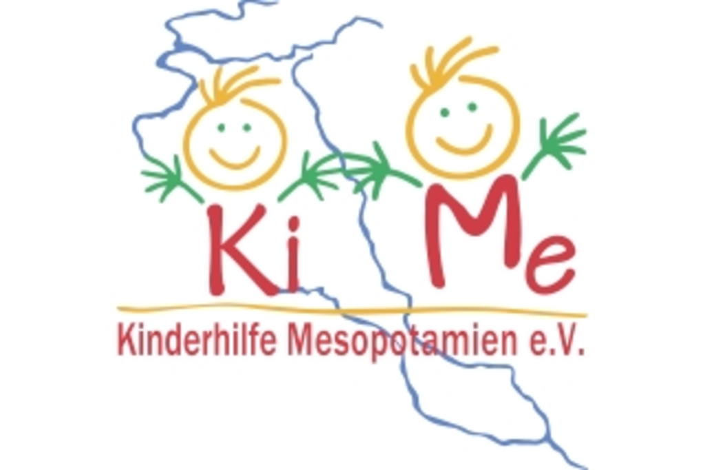 Die Anfangsbuchstaben "Ki" und "Me", über denen zwei gelbe Köpfe mit grünen Armen zu sehen sind, darunter ist das ausgeschriebene Logo in roter Farbe zu sehen