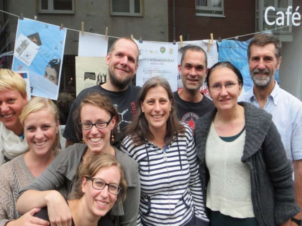 Gruppenfoto vor einer Wäscheleine mit angehefteten Bildern