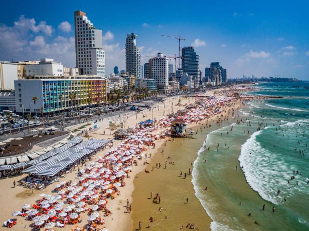 Luftbild Strand von Tel Aviv mit Hotels und Gastronomie