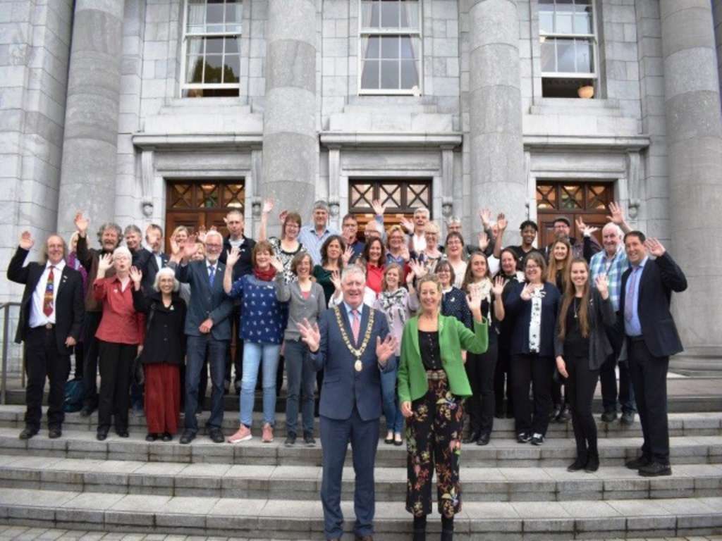 Vor dem City Council Cork steht eine Gruppe aus dem Städtepartnerschaftsverein Köln-Cork