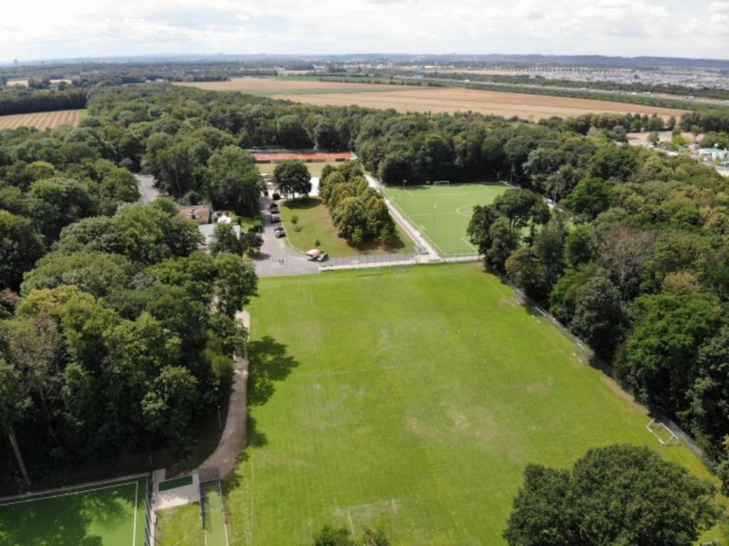 Luftaufnahme von Sportflächen, wie Fußballplatz und Tennisplatz