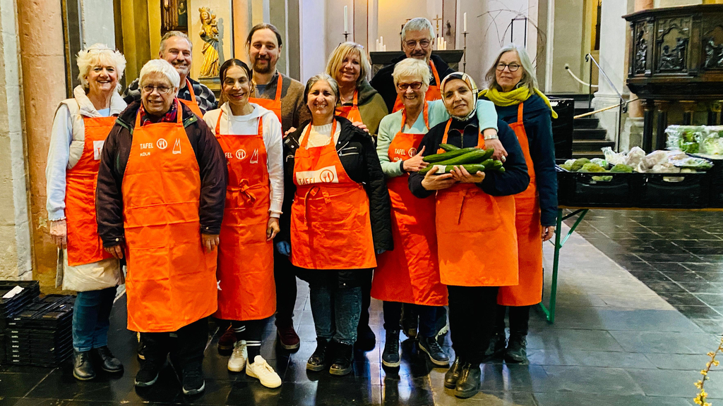 Marktstand und Mithelfer in der Kirche