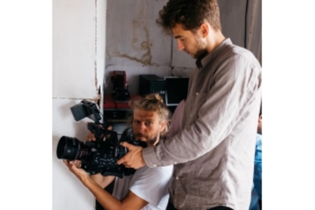 zwei junge Herren mit Kamera während Filmaufnahmen