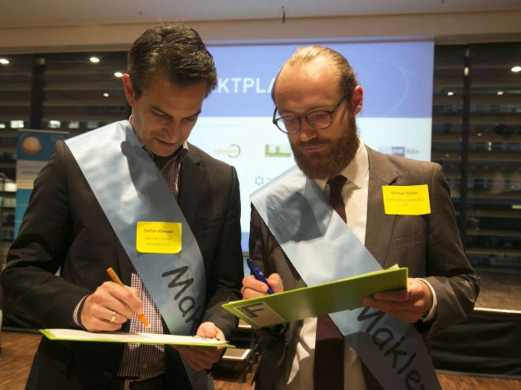 zwei sogenannte "Makler" auf der Kölner Kontaktbörse "Marktplatz"