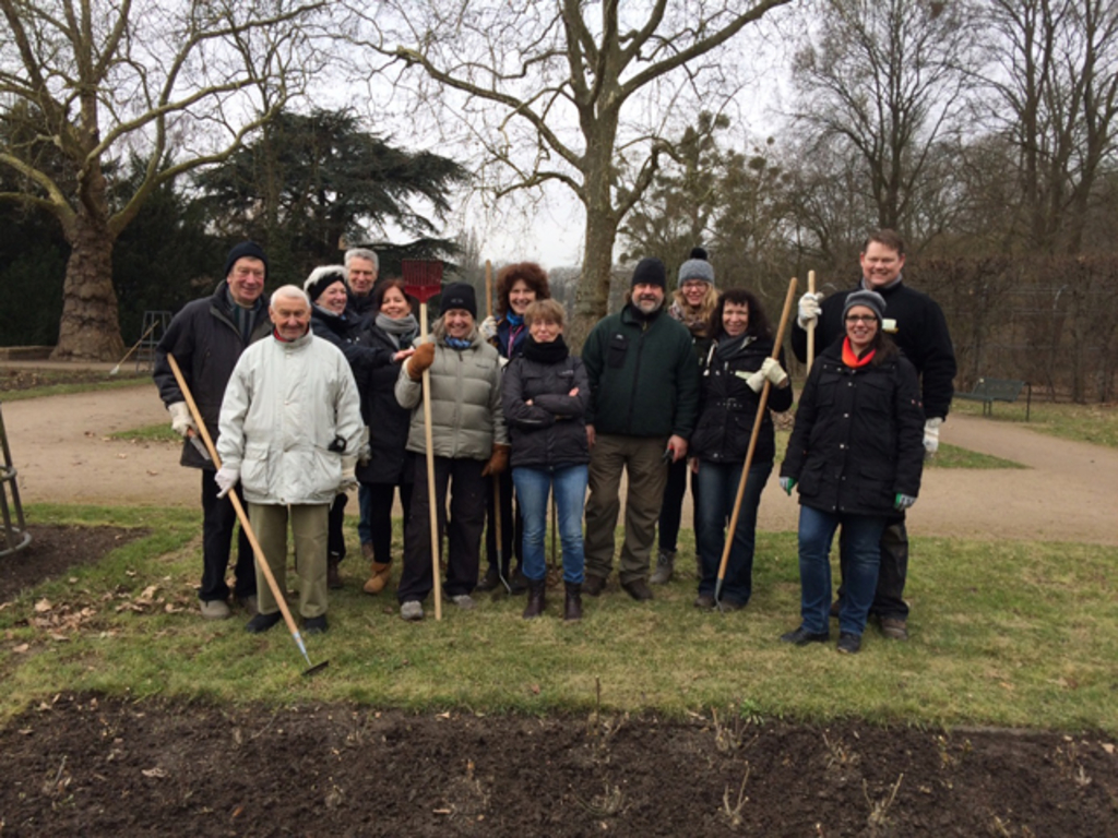 Bearbeitung eines Rosengartens im Rahmen von StadtAktiv 2018