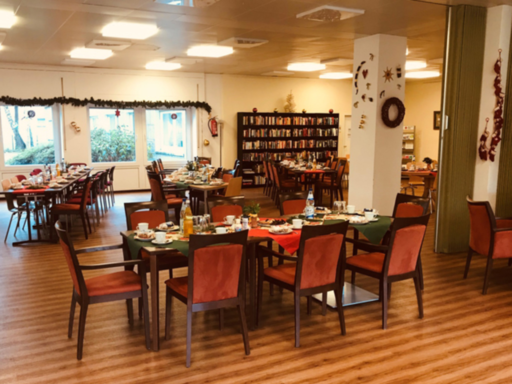 Gedeckte Tische für die Weihnachtsfeier im Seniorennetzwerk Niehl