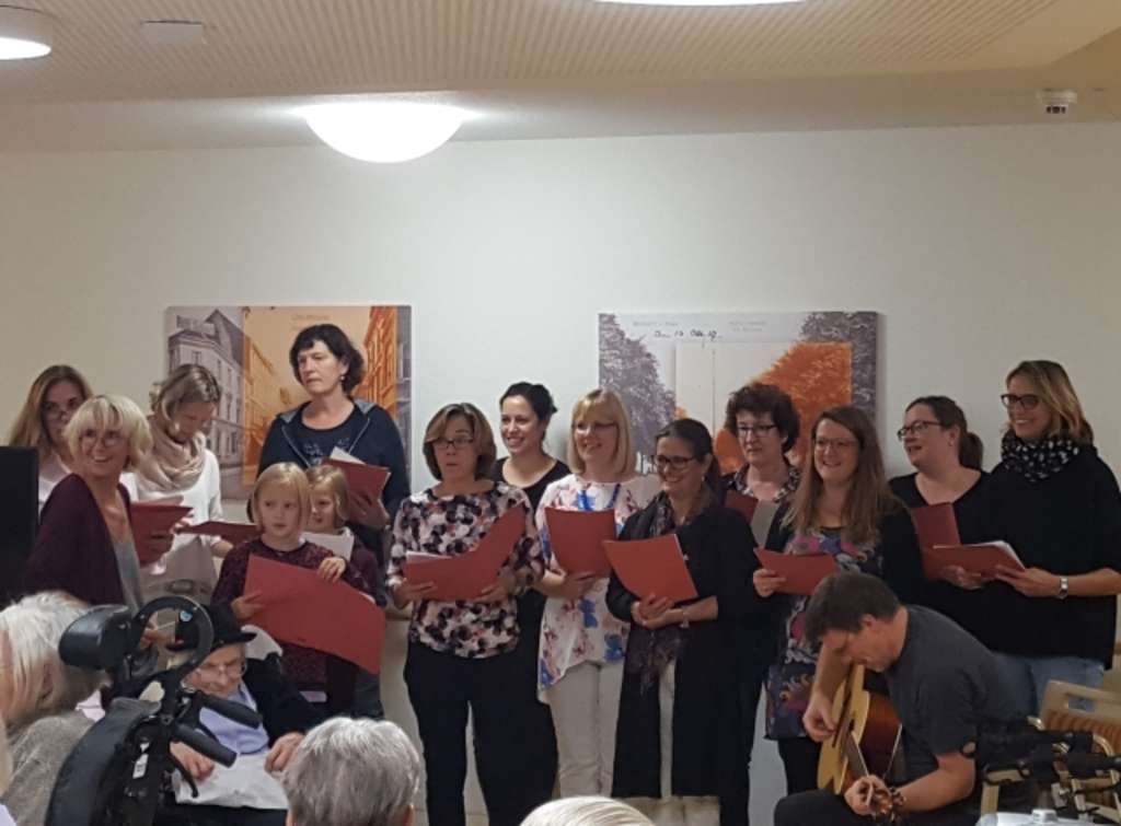 Mitarbeiterinnen und Mitarbeiter der Stadt Köln musizieren zusammen mit den Seniorinnen und Senioren des Bodelschwingh-Hauses.