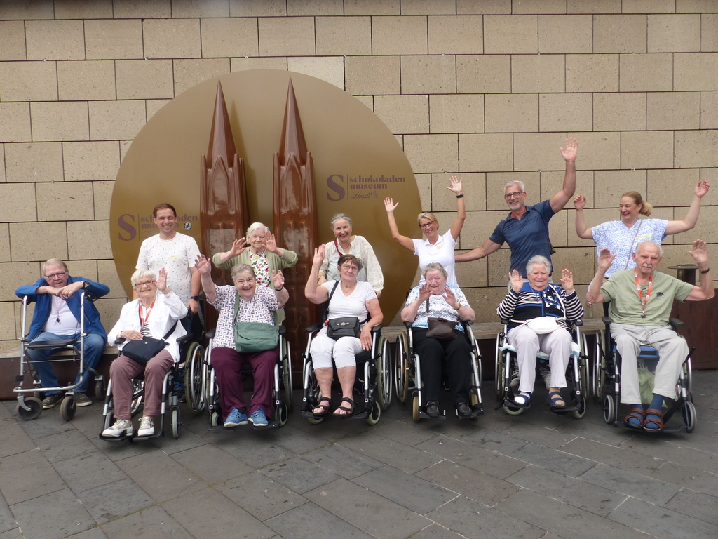 Senior*innen des CBT - Wohnhauses An St. Georg mit städtischen Kolleg*innen