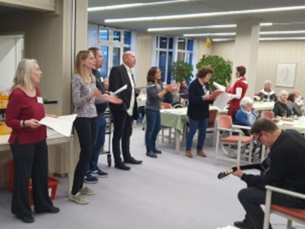 Mitarbeitende der Stadt bei ihrer interaktiven Gesangseinlage mit den Bewohner*innen des Altenzentrums St. Marien