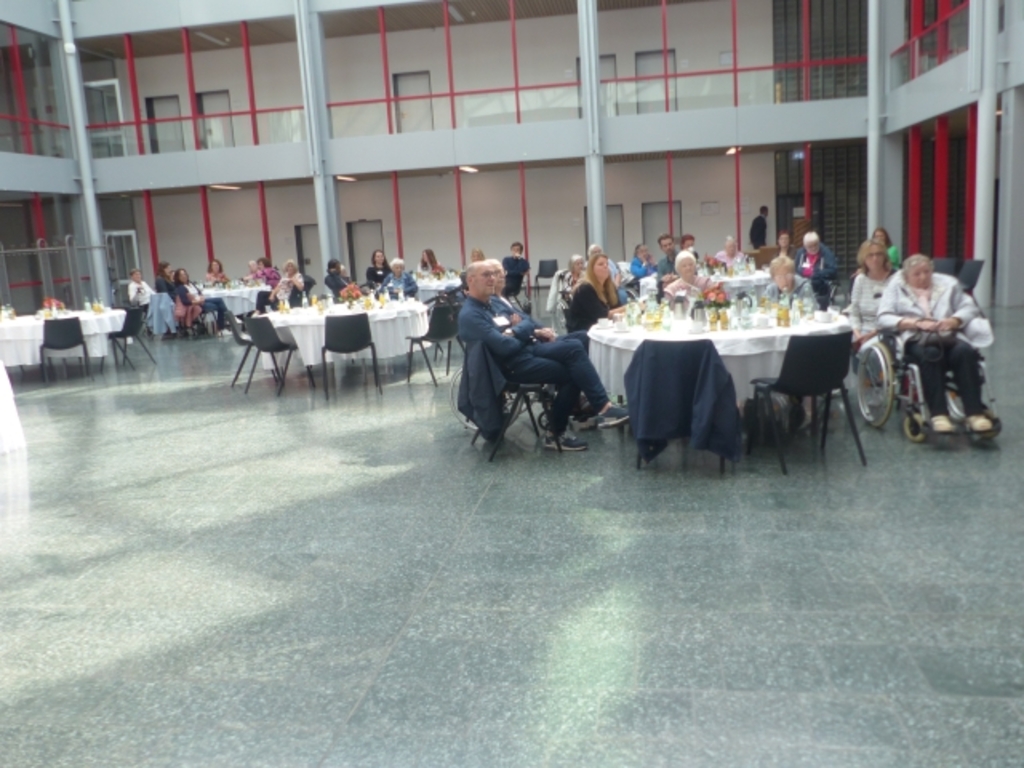 Mittagslunch zusammen mi den Senioren*innen im Lichthof des Historischen Rathauses