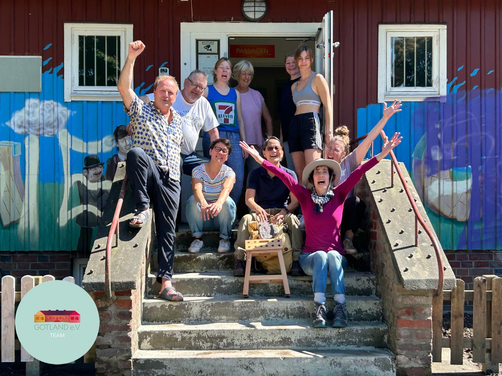 Mitarbeitende vor dem Schwedenhaus im Volksgarten