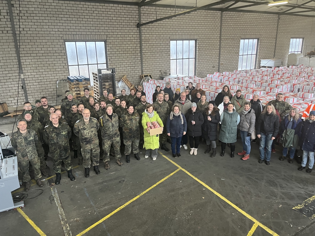 Foto von Soldat*innen der Lüttich Kaserne und städtische Kolleg*innen