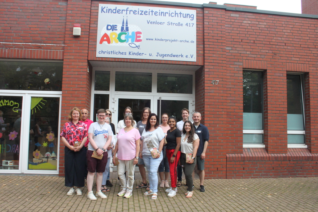 14 städtische Mitarbeiter*innen vor der Arche Köln