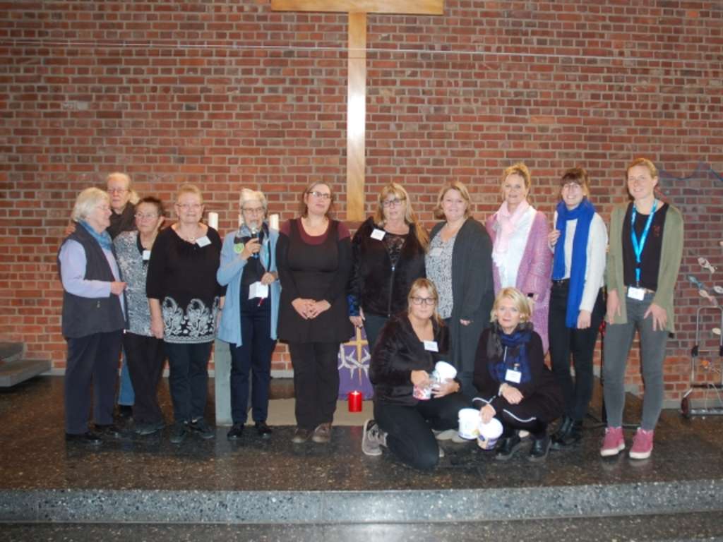 Die Mitarbeitenden der Stadt Köln, die bei der Nikolausfeier tatkräftig mitgewirkt haben, stehen für ein Gruppenfoto nebeneinander in einer Kirche.