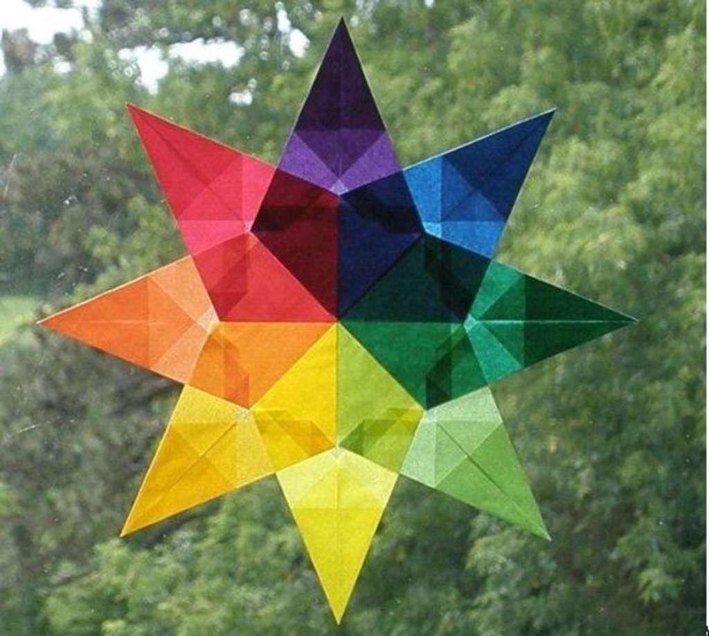 Ein bunter gebastelter Weihnachtsstern von der StadtAktiv Aktion "Eine frohe Botschaft im Advent"